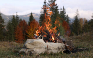 mit Familie am Feuer