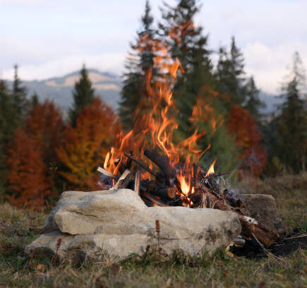 mit Familie am Feuer